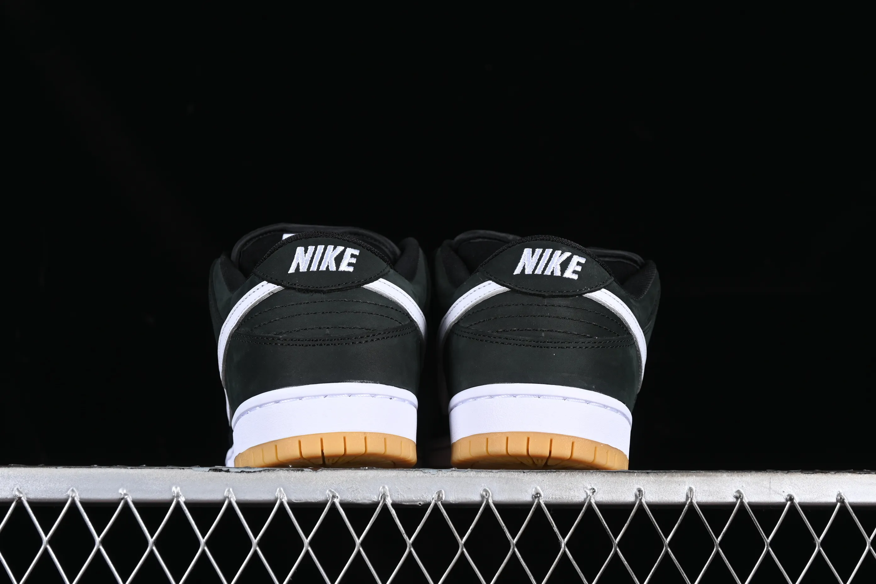 All Categories Nk SB Dunk Series Nk SB Dunk Low Low-top sneakers Nk SB Dunk Low "Black Gum" Raw rubber black and white SB low-top casual sneakers CD2563-006